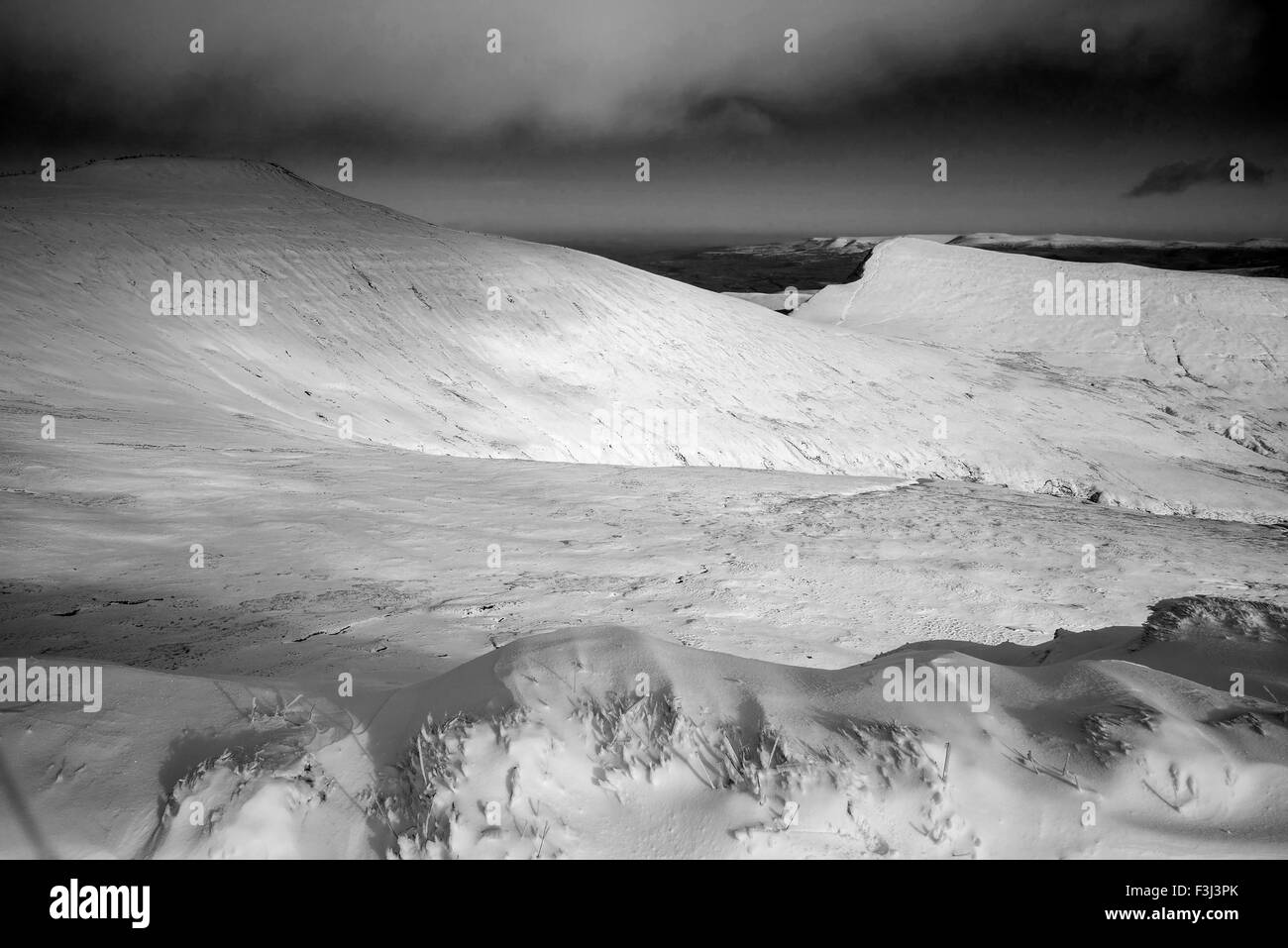 Landscapeof magnifiques montagnes couvertes de neige en hiver en noir et blanc Banque D'Images