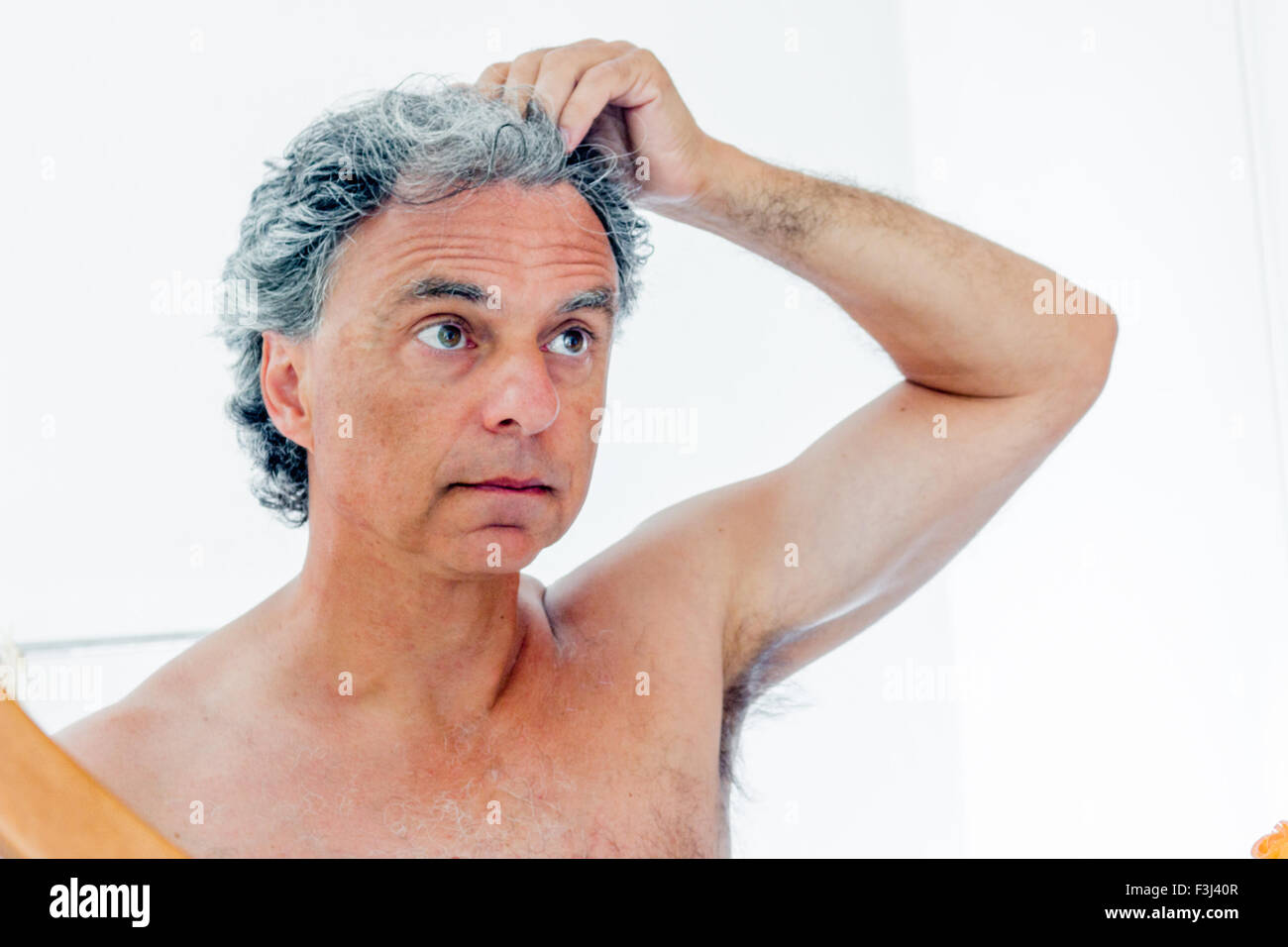 Homme poilu torse nu avant son contrôle dans un miroir