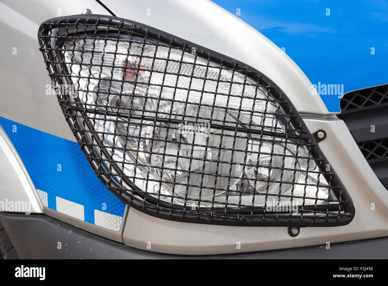 Protection des phares sur une voiture de police Banque D'Images