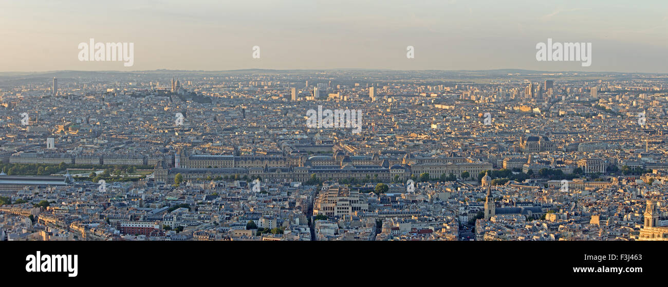 Vue panoramique sur Paris au coucher du soleil. Banque D'Images