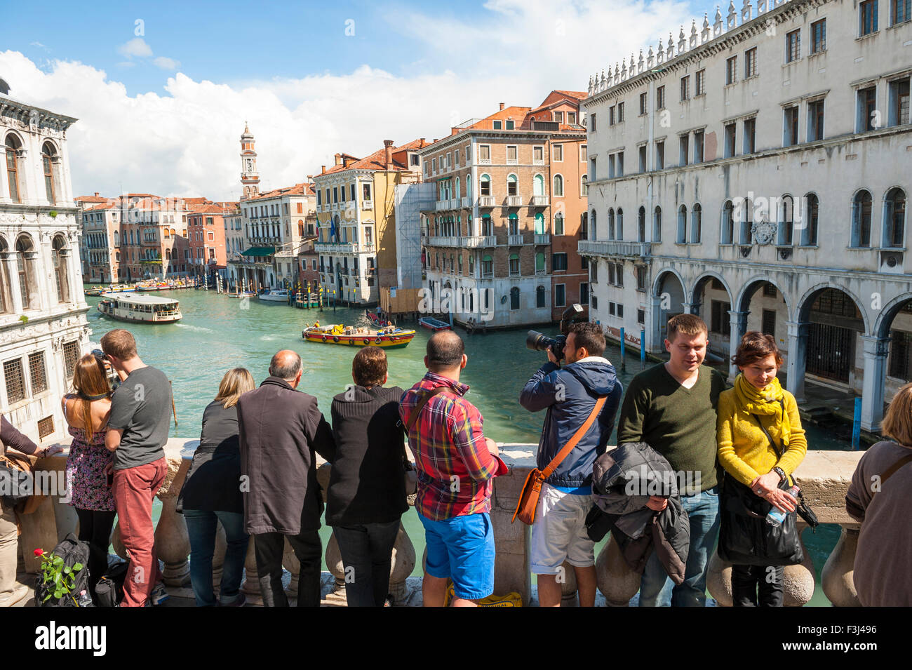Venise, Italie - 24 avril 2013 : les touristes prendre dans la vue du Grand Canal depuis le pont du Rialto. Banque D'Images