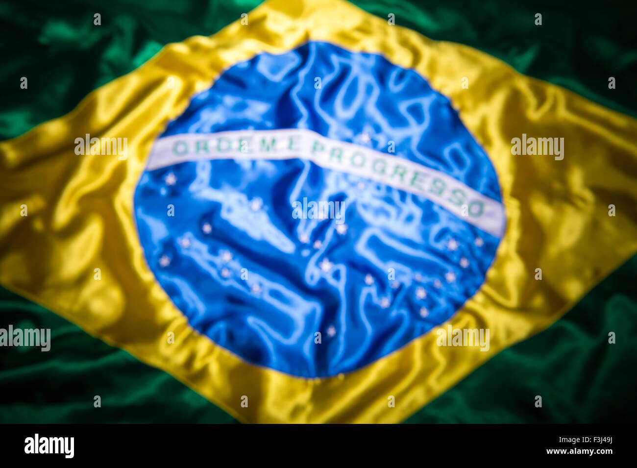 Drapeau brésilien en tissu soyeux brillant dans l'arrière-plan soyeux texturé Banque D'Images