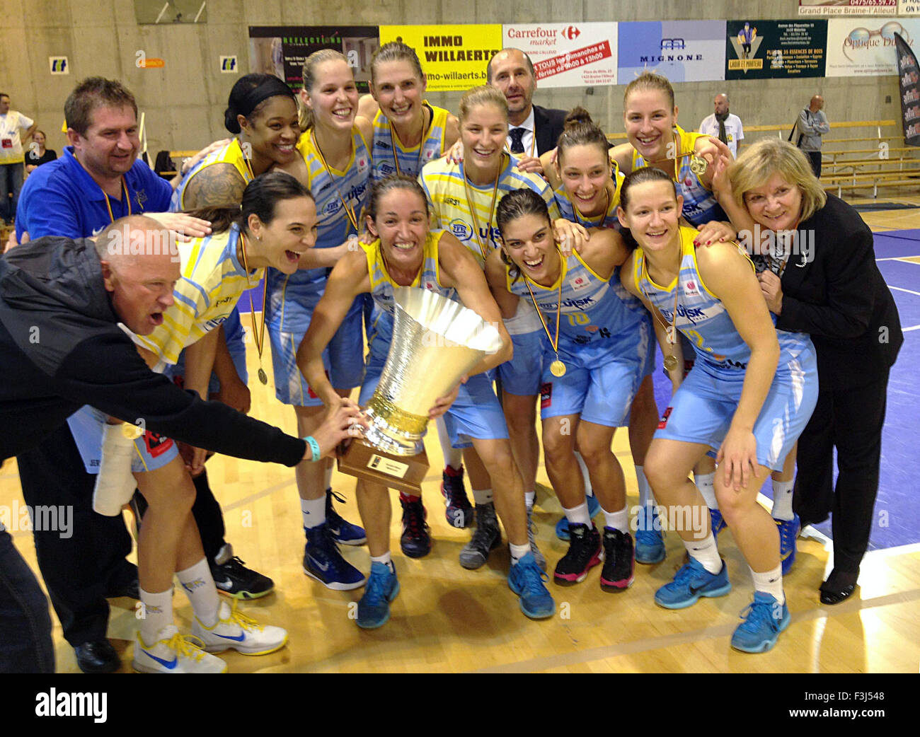 La FIBA Europe SuperCup Women, match final USK Praha contre Ekaterinbourg, Braine l'Alleud, Belgique, le 8 octobre 2015. L'USK joueurs posent avec le trophée, célébrant la victoire, debout à droite est coach Natalie Hejkova. (CTK Photo/David Svab) Banque D'Images