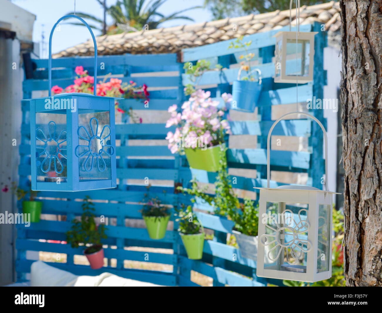 Lanternes et fleurs dans le magnifique jardin Greak Banque D'Images