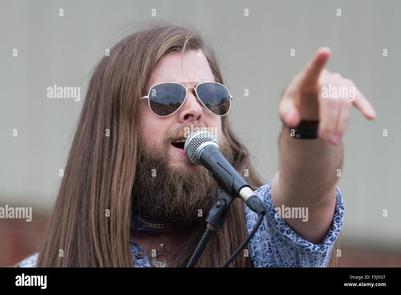 Adam Barron (La Voix UK 2013 Finaliste), chanteur avec le Mick Ralphs Blues Band, au 2015 Darlington R'n'B Festival Banque D'Images