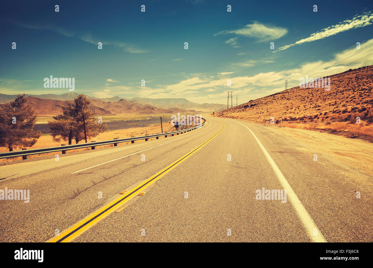 Retro style vieux film en route pays USA, voyage aventure concept. Banque D'Images
