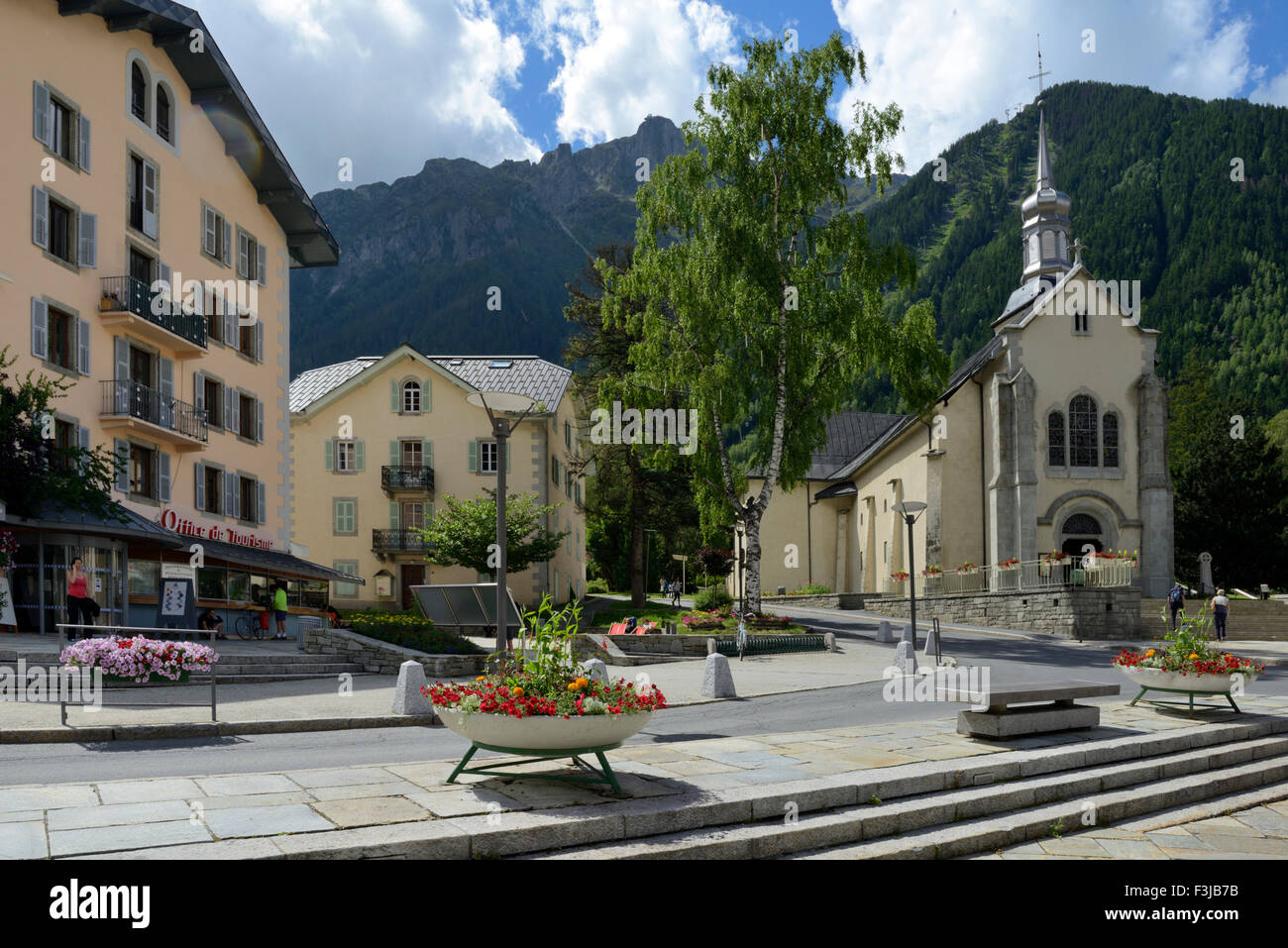 Église Saint-Michel et l'Office du Tourisme, Chamonix Mont Blanc, Alpes, Haute Savoie, France, Europe Banque D'Images