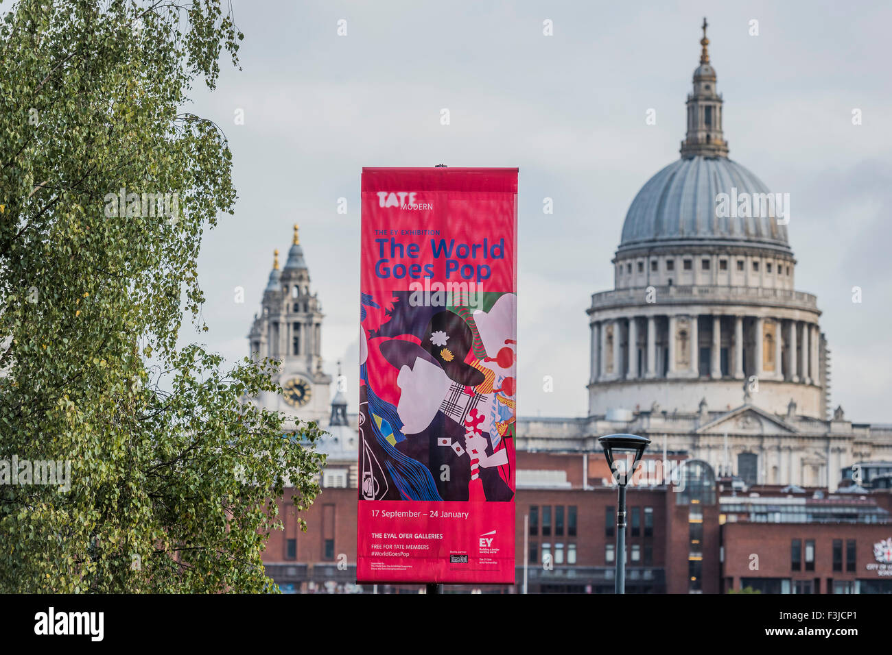 La Cathédrale St Paul, à Londres, Royaume-Uni. La cathédrale actuelle, le chef d'oeuvre de l'architecte le plus célèbre de Grande-Bretagne, Sir Christopher Wren, est au moins le quatrième d'avoir se tenait sur le site. Il a été construit entre 1675 et 1710, après que son prédécesseur a été détruit dans le Grand Incendie de Londres, et des services a commencé en 1697. Banque D'Images