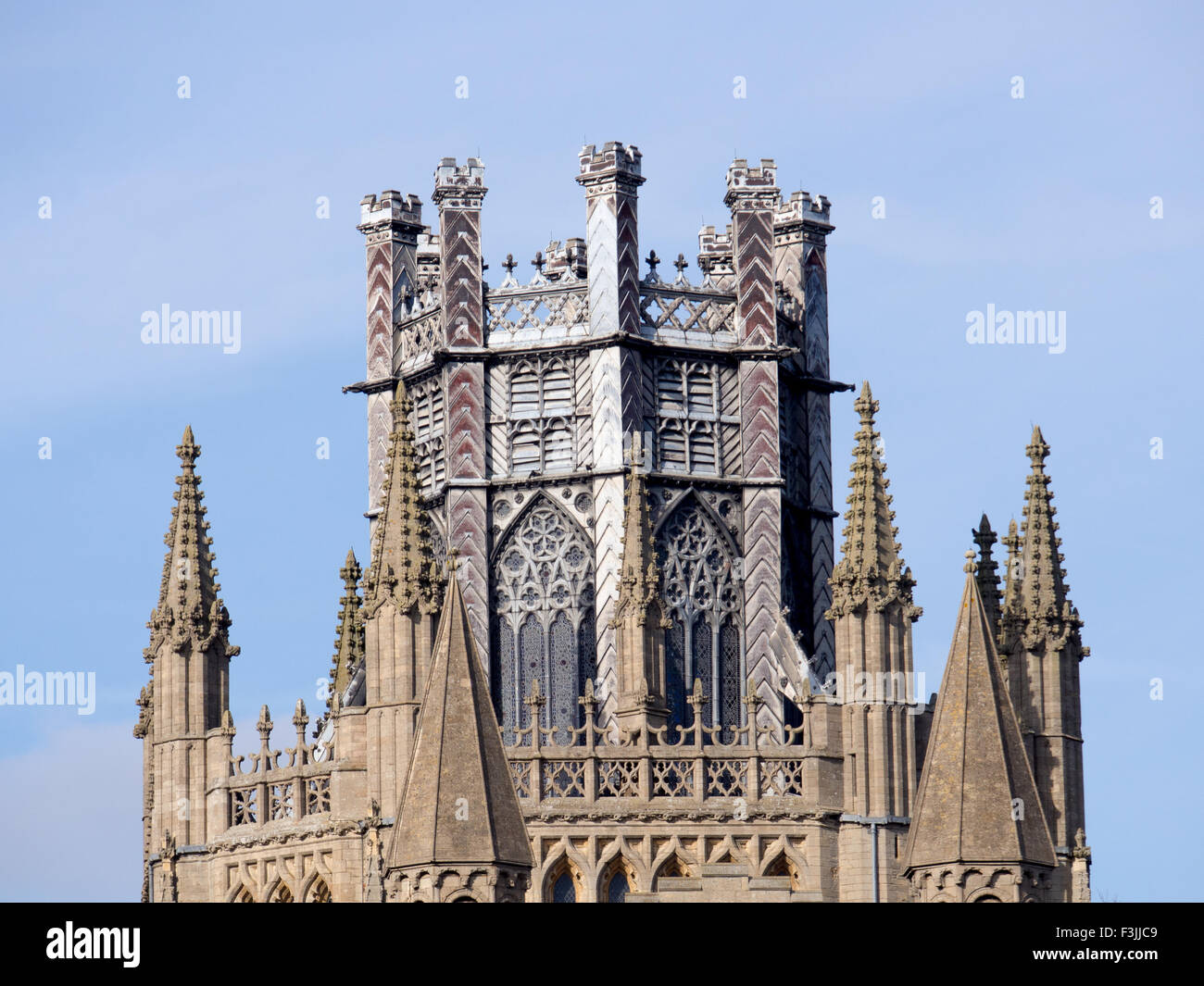 La célèbre lanterne sur le sommet de l'octogone de la cathédrale d'Ely dans le Cambridgeshire, Angleterre, Royaume-Uni. Vue depuis le sud avec un ciel bleu. Banque D'Images