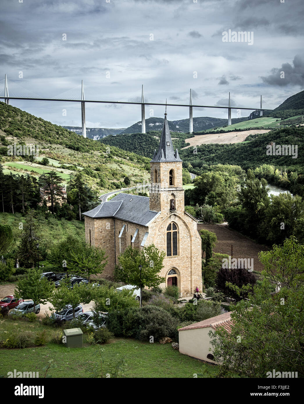 Six tours du Viaduc de Millau à Millau, Aveyron, France. Le plus haut pont du monde. Vue depuis le village de Peyre. Banque D'Images