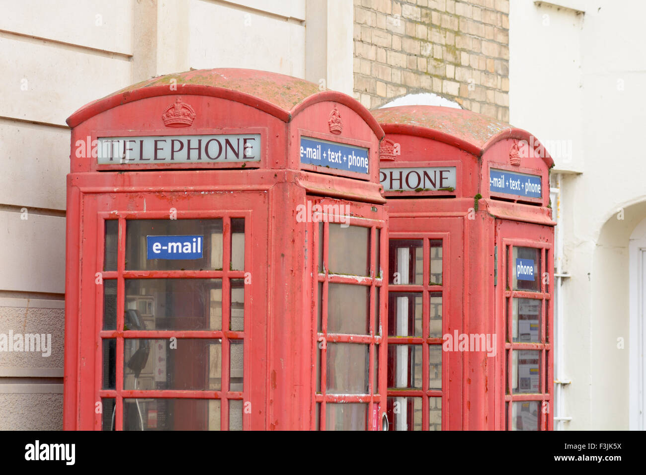 Deux boîtes de téléphone rouge avec 'e-mail  + téléphone  + texte signes' afin de les rendre utilisables dans les années 2010 Banque D'Images