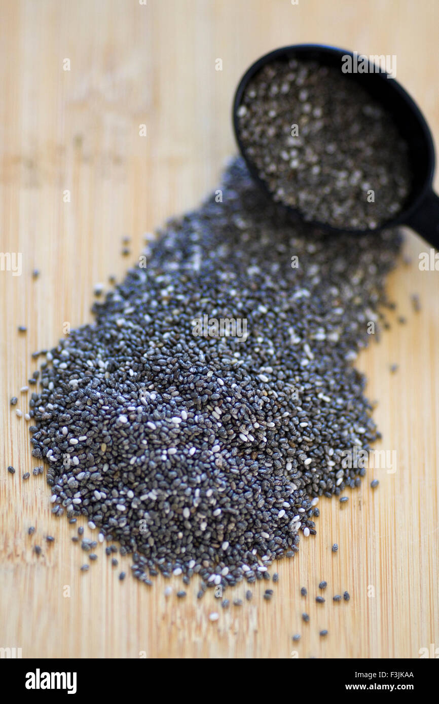 Salvia hispanica Chia seeds graines sur une planche à découper en bambou Banque D'Images