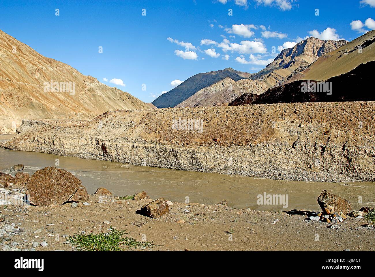 Metal Industriel rivière qui coule entre les montagnes du désert brun ; Ladakh ; Jammu-et-Cachemire en Inde ; Banque D'Images