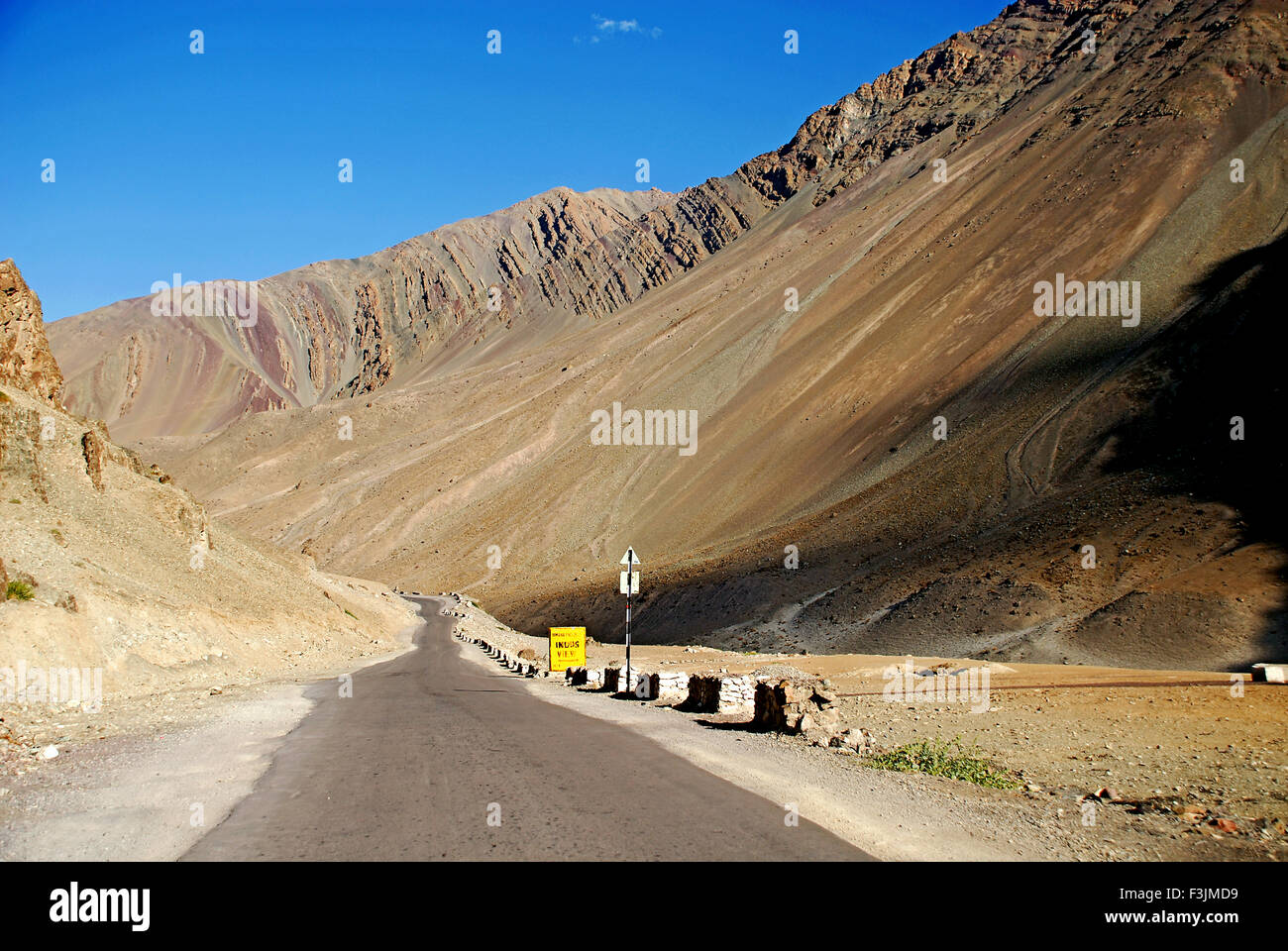 Une façon parmi les montagnes du désert ; marron ; Ladakh Jammu-et-Cachemire en Inde ; Banque D'Images