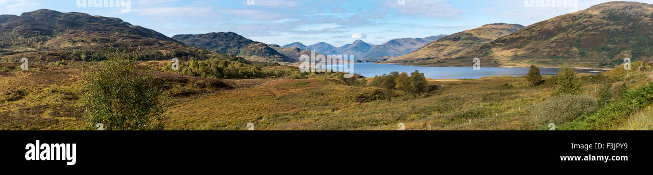 5:1 une vue panoramique grâce à Glen Arklet dans les Trossachs, avec les sommets de l 'au-delà des Alpes Arrochar. Banque D'Images