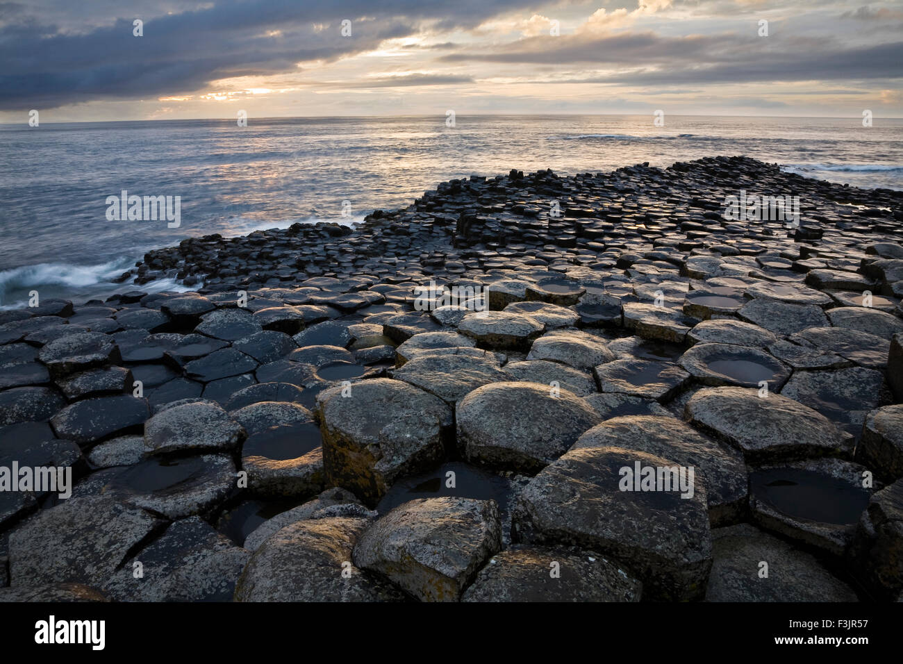 Coucher du soleil à la Giant's Causeway, comté d'Antrim, en Irlande du Nord Banque D'Images