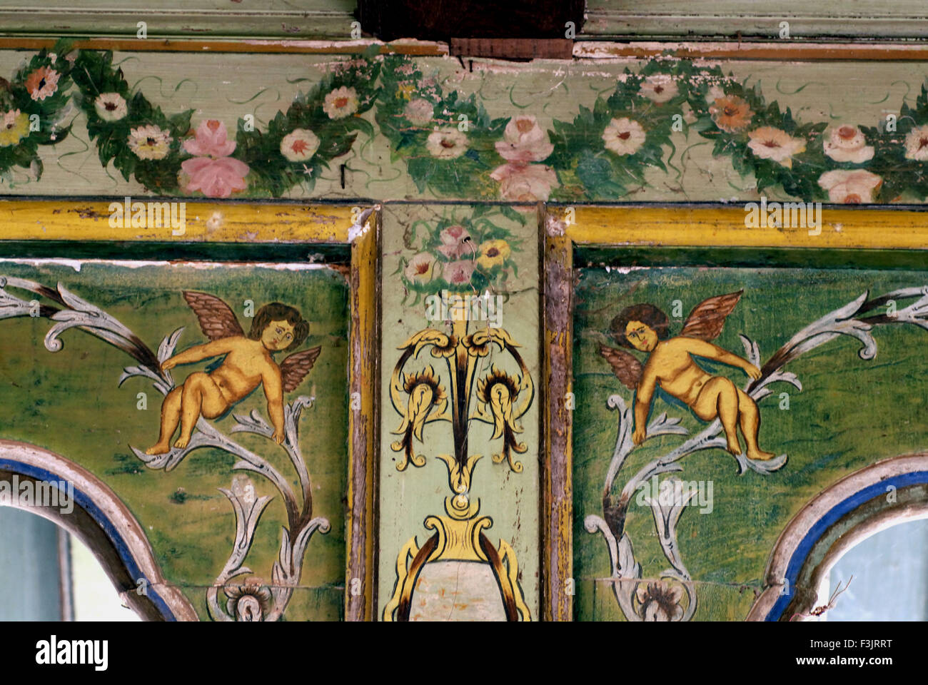 Deux fleurs Anges peint poutre de bois de colonne à l'intérieur de l'ancien temple de Rameshwar Vijaydurg Sindhudurg maharashtra inde asie Banque D'Images