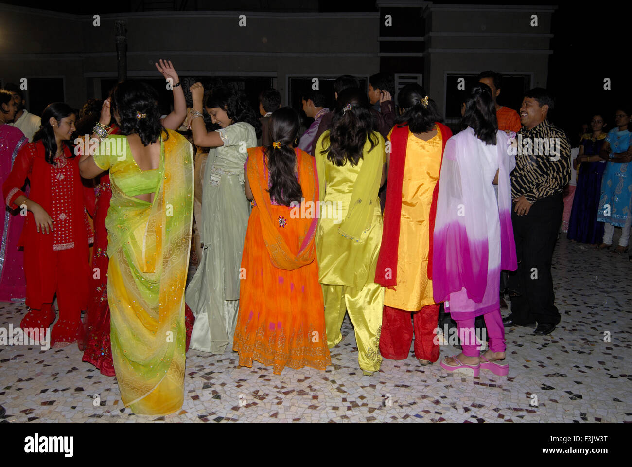 Femmes dansant sur la terrasse la nuit célébrant un jour avant le mariage ; Borivalii ; Mumbai Maharashtra inde asie Banque D'Images