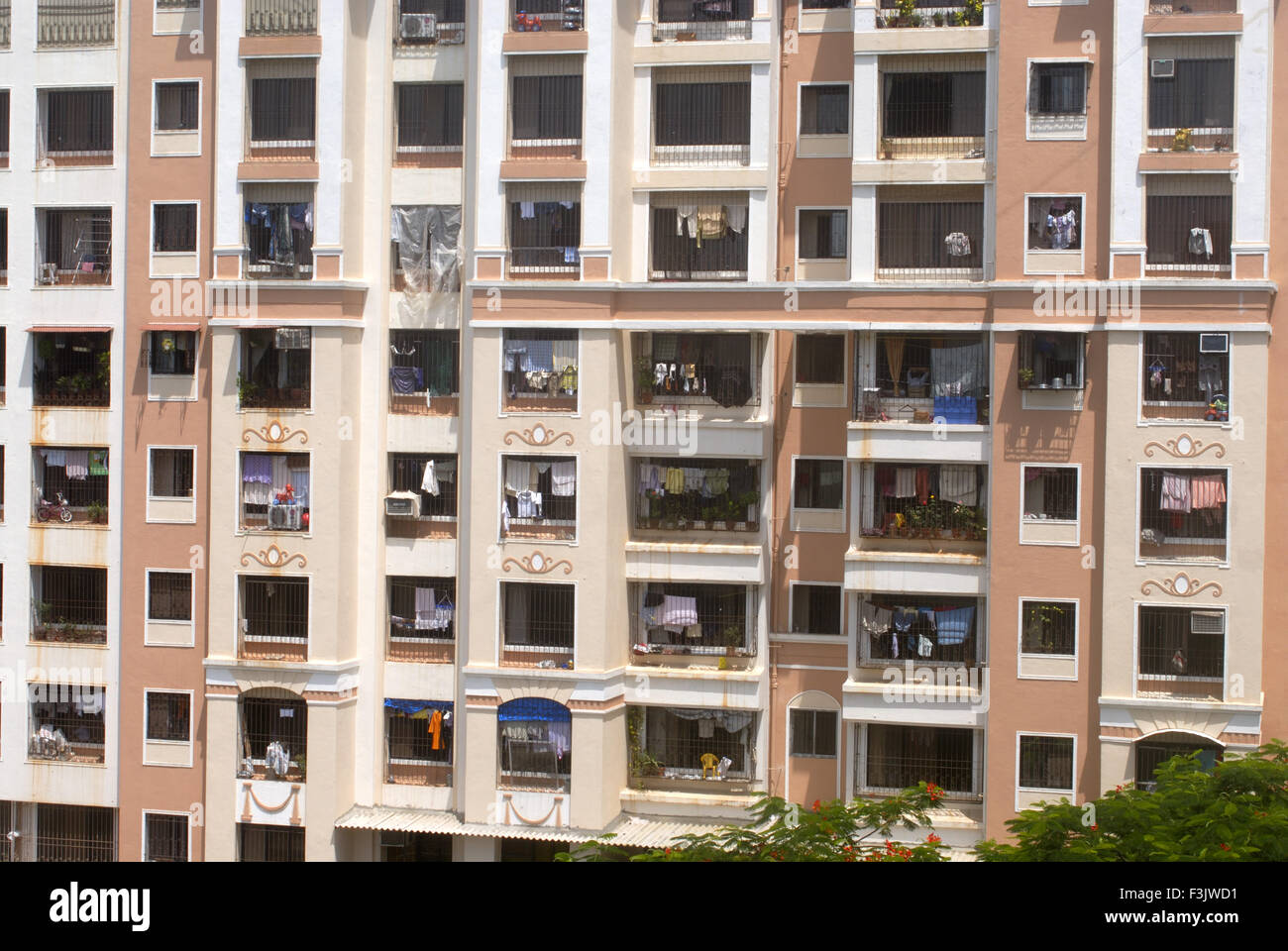 Balcons clos élévation d'une immense colonie moderne à Borivalii Mumbai Maharashtra inde asie Banque D'Images