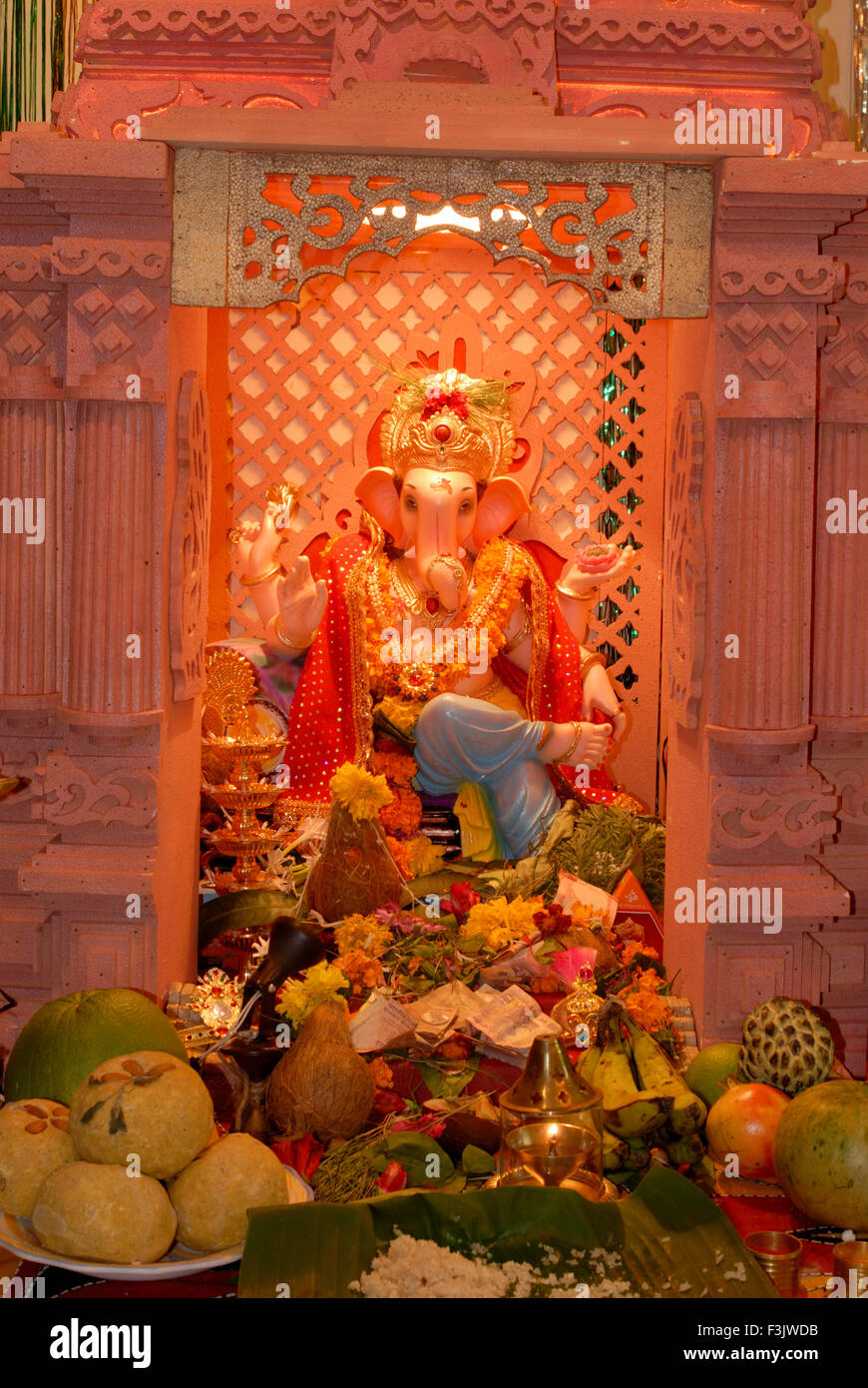 Idol Le Dieu Ganesh Ganapati culte décoration fleurs fruits festival accueil elephant head dieu hindou de l'Inde Maharashtra Mumbai Banque D'Images