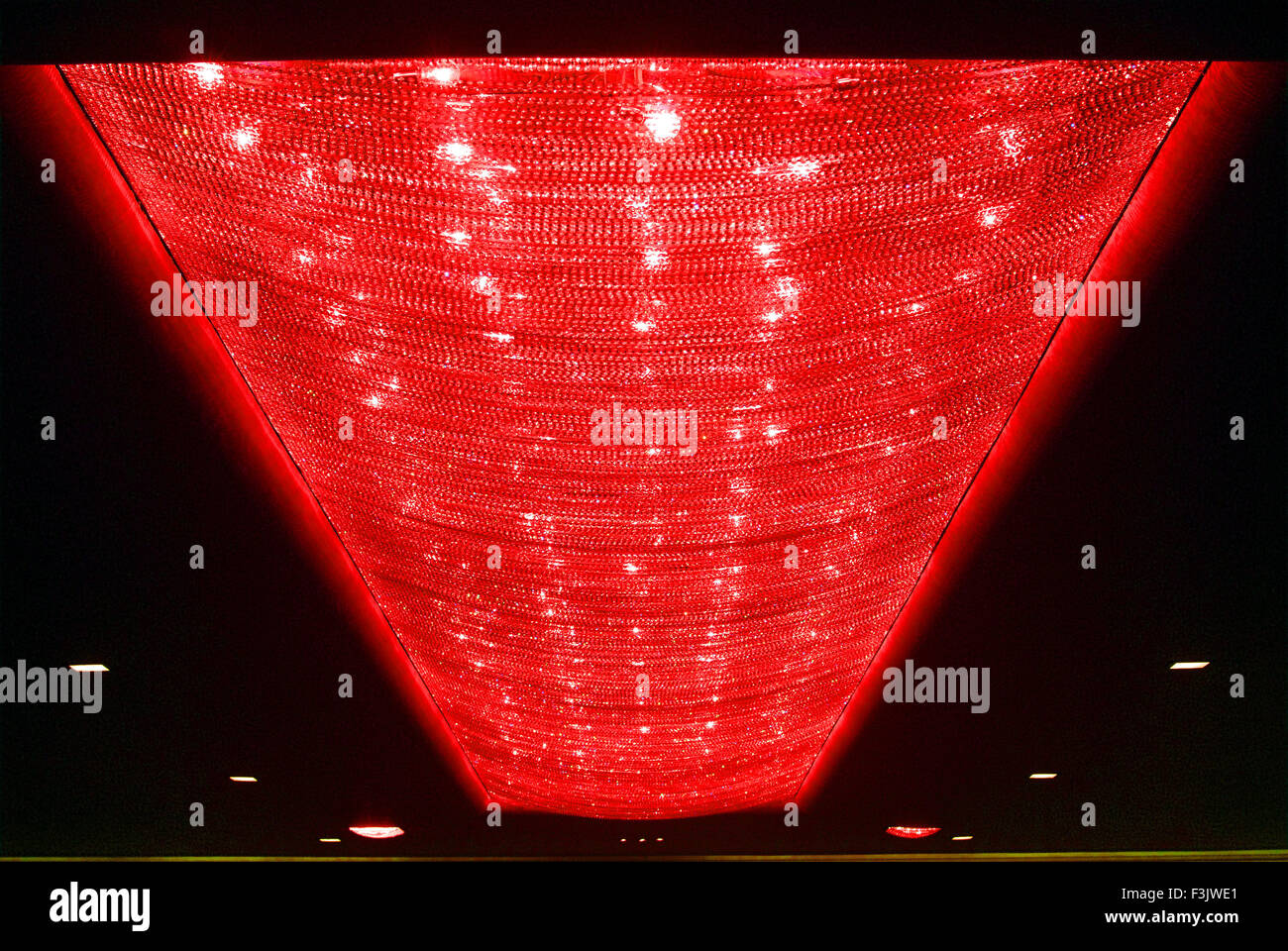 Lumineux couleur rouge long lustre de plafond de la grande salle des mariages décorée par d'éclairage à Borivali Mumbai Maharashtra inde Banque D'Images