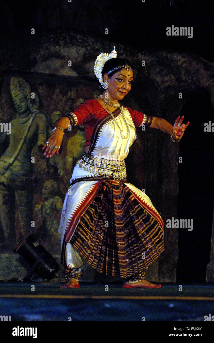 Festival Madhavi Mudgal Elephanta effectuant la danse classique indienne Odissi traditionnelle art Gharapuri Raigad Mumbai Inde Banque D'Images
