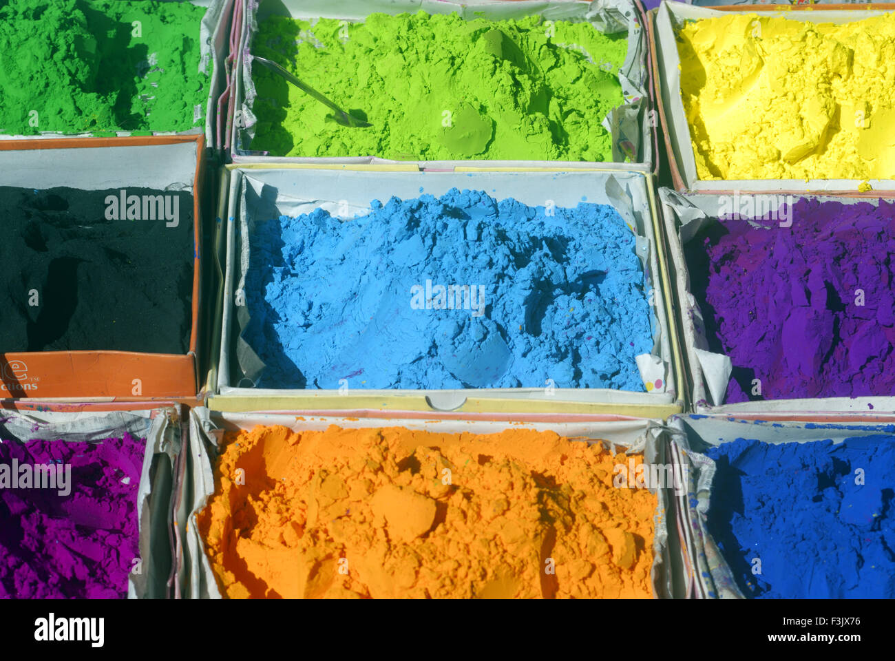 Poudre de couleurs conservés dans des boîtes pour célébrer le Festival Rangpanchmi Borivali Mumbai Bombay ; ; ; Maharashtra Banque D'Images