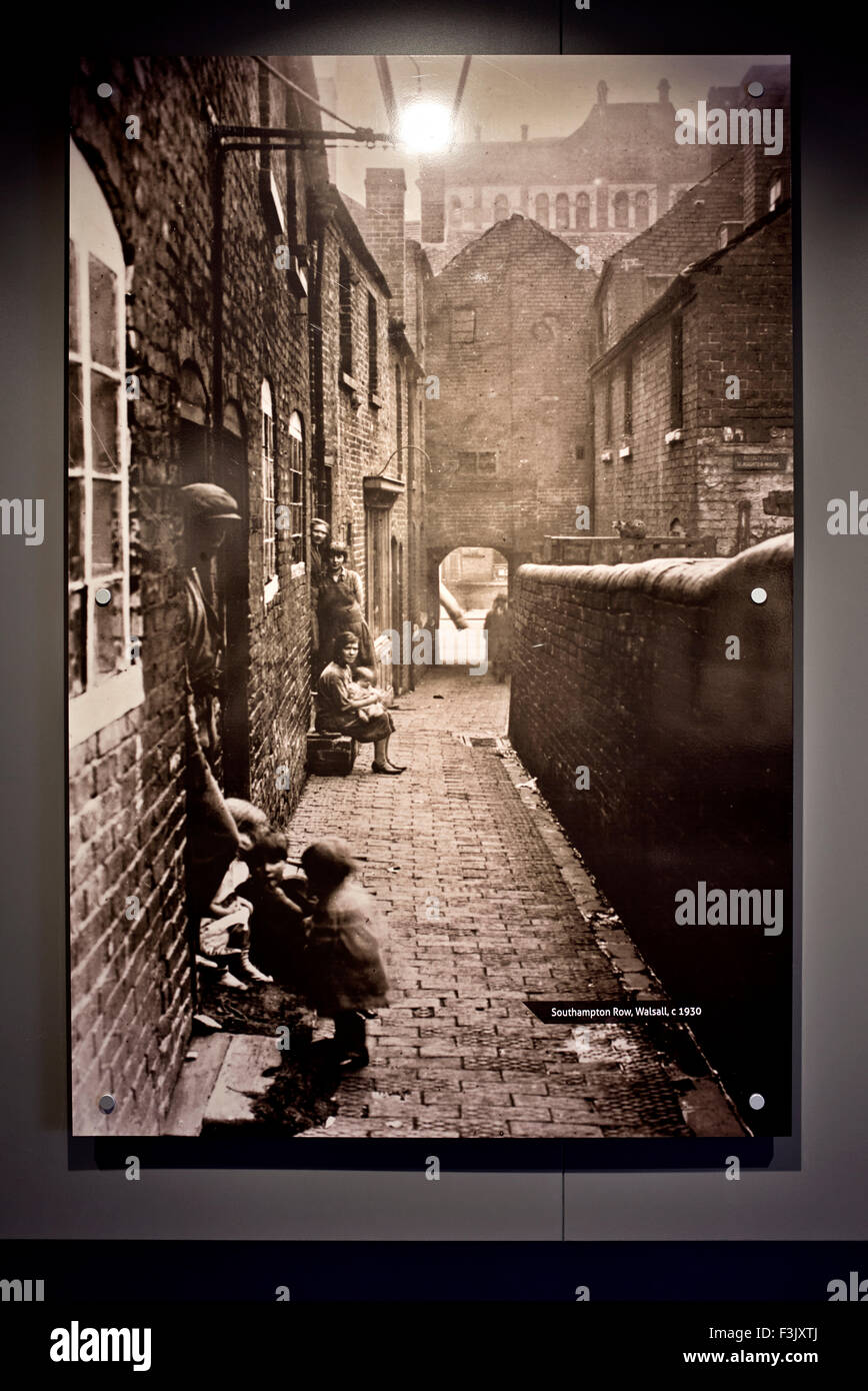 Photo vintage de gens de la classe ouvrière au début des années 1900 Black Country Museum Dudley West Midlands Angleterre Royaume-Uni Banque D'Images