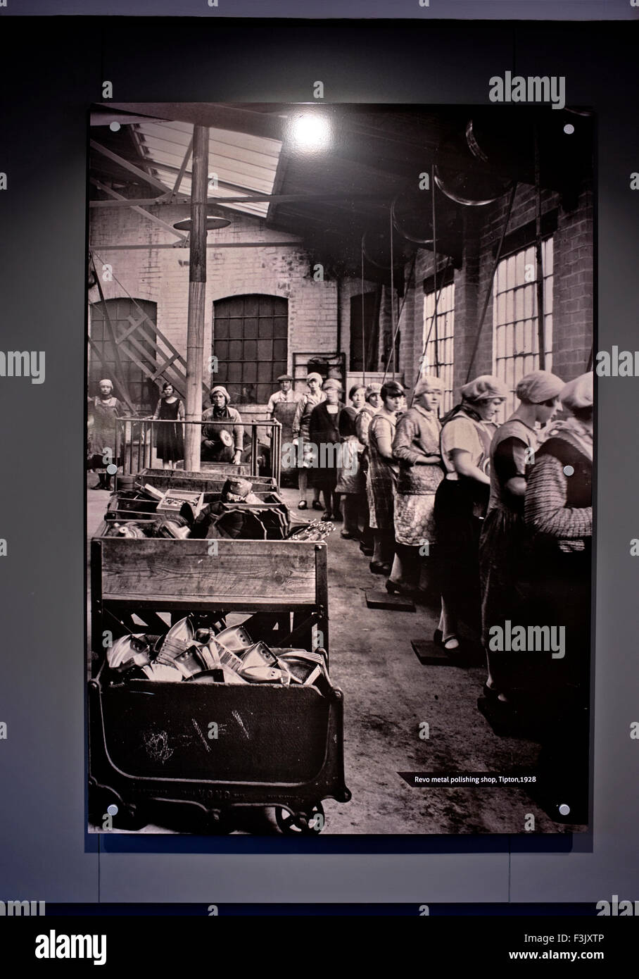 Photo vintage de la femme de travail des années 1900 sur le plancher de l'usine. Black Country Museum Dudley West Midlands Angleterre Royaume-Uni Banque D'Images