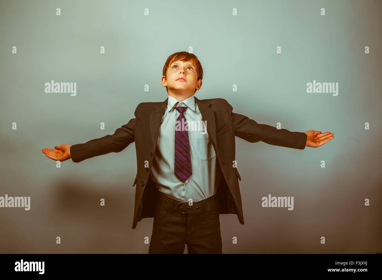 Teen boy businessman répandre ses bras chercher le rêve de voler comme Banque D'Images