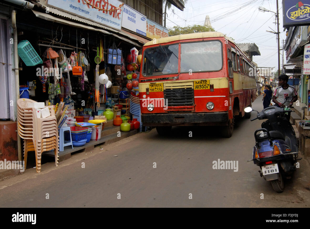 Bus de transport d'État ; conduite par route très étroite ; ligne de magasins des deux côtés de la route à Malvan Sindhudurg maharashtra inde asie Banque D'Images