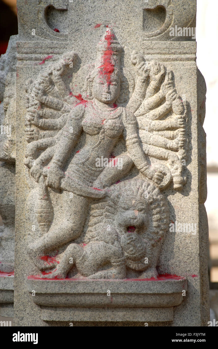 La Déesse Durga assis sur Lion démon Mahishasura tuer richement sculptés en pierre ; le pilier de culte sri Mahakali Ambalpadi karnataka inde Udupi Banque D'Images