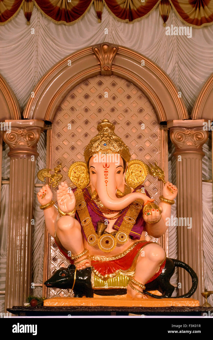 Idol Le Dieu Ganesh assis sur souris , dieu Hindou à la tête d'éléphant festival Ganpati Guruji Talim Mandal Ganapati Pune maharashtra Inde - 132679 nmk Banque D'Images Idol Le Dieu Ganesh assis sur souris , dieu Hindou à la tête d'éléphant festival Ganpati Guruji Talim Mandal Ganapati Pune maharashtra Inde - 132679 nmk Banque D'Images