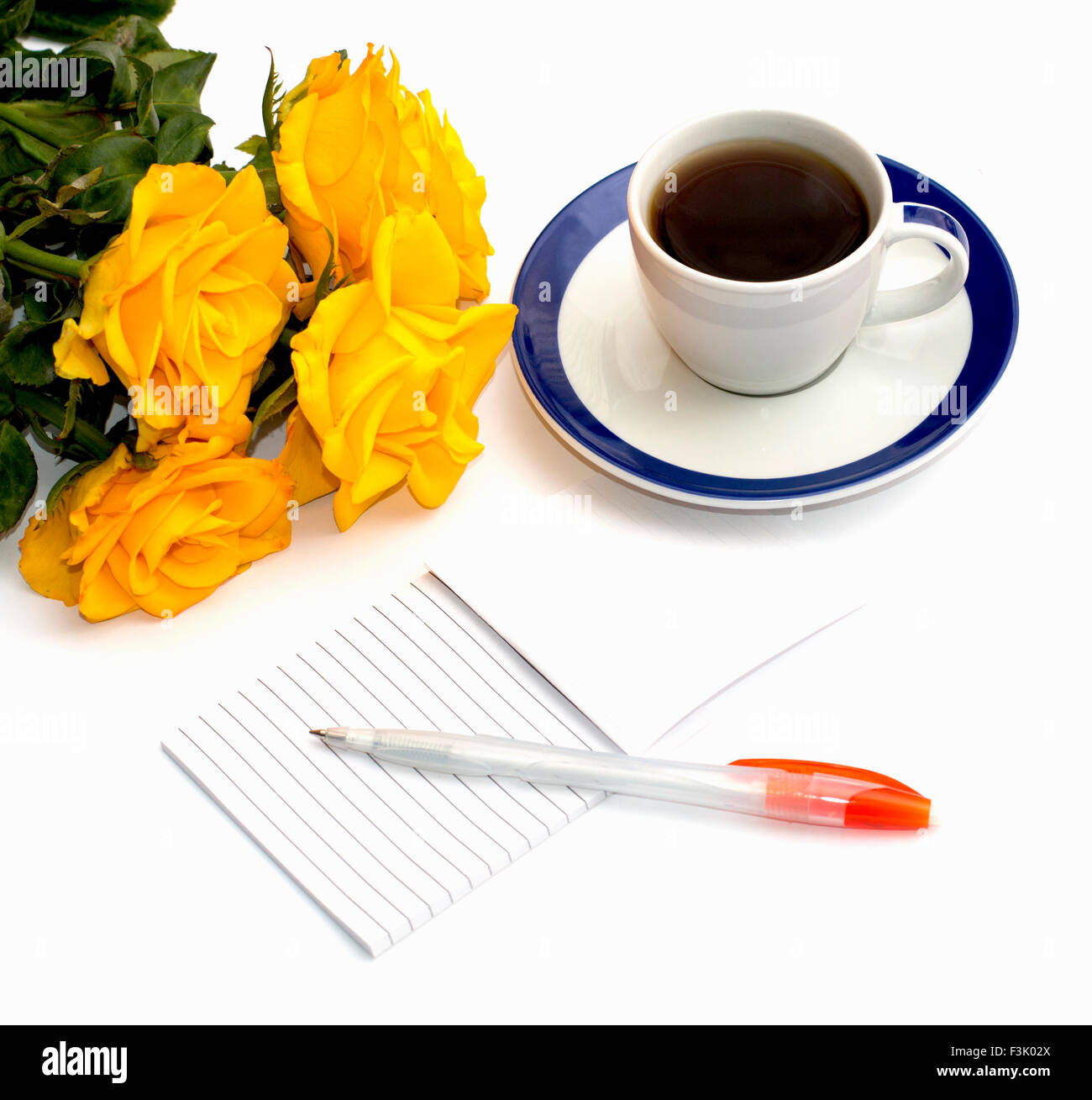 Still Life tasse de café noir, portable et bouquet de roses jaunes Banque D'Images
