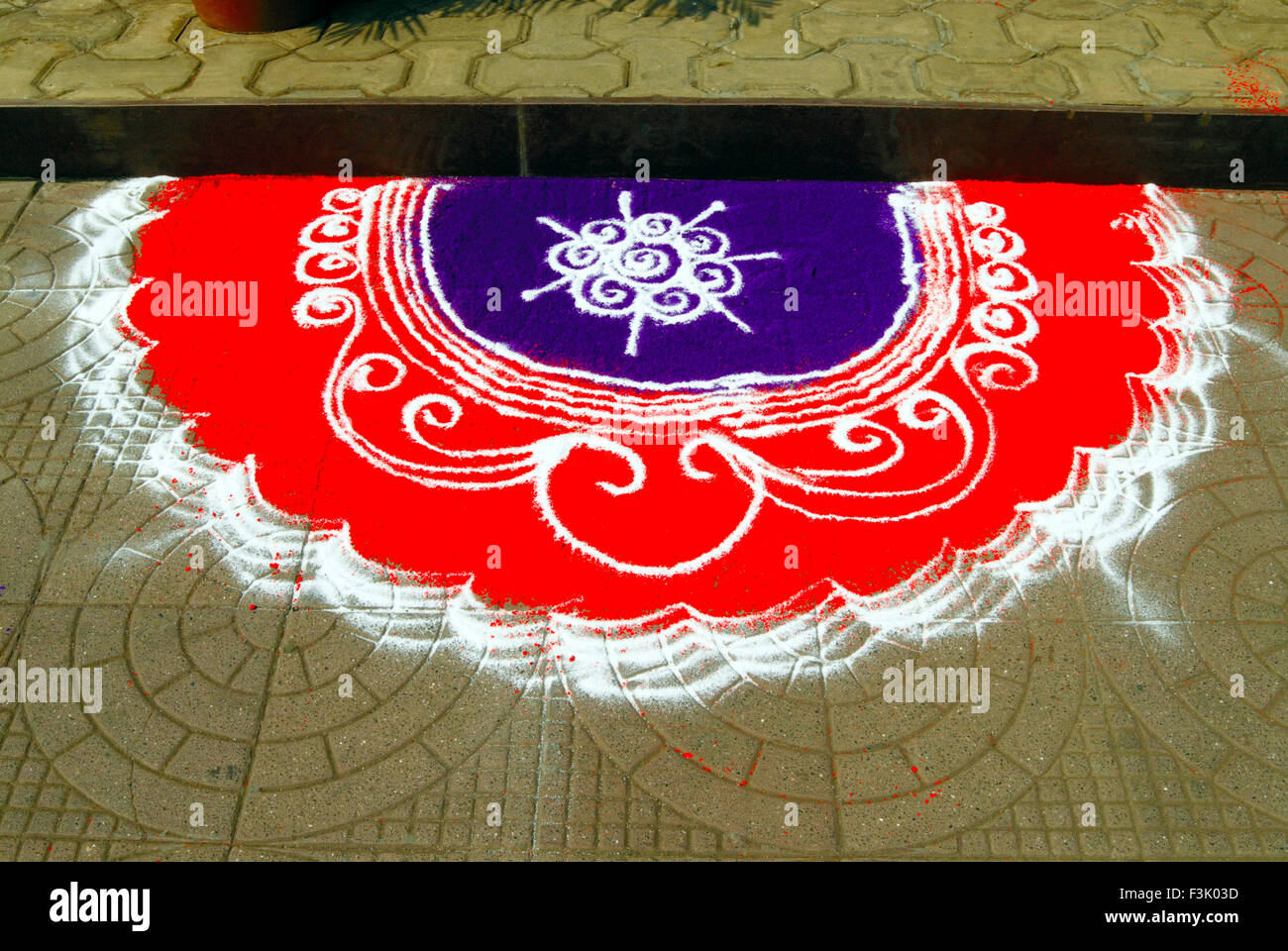 Rangoli dessiné devant le design de l'atelier dessiné avec de la poudre colorée pour célébrer le festival Gudi Padda Thane maharashtra inde asie Banque D'Images Rangoli dessiné devant le design de l'atelier dessiné avec de la poudre colorée pour célébrer le festival Gudi Padda Thane maharashtra inde asie Banque D'Images