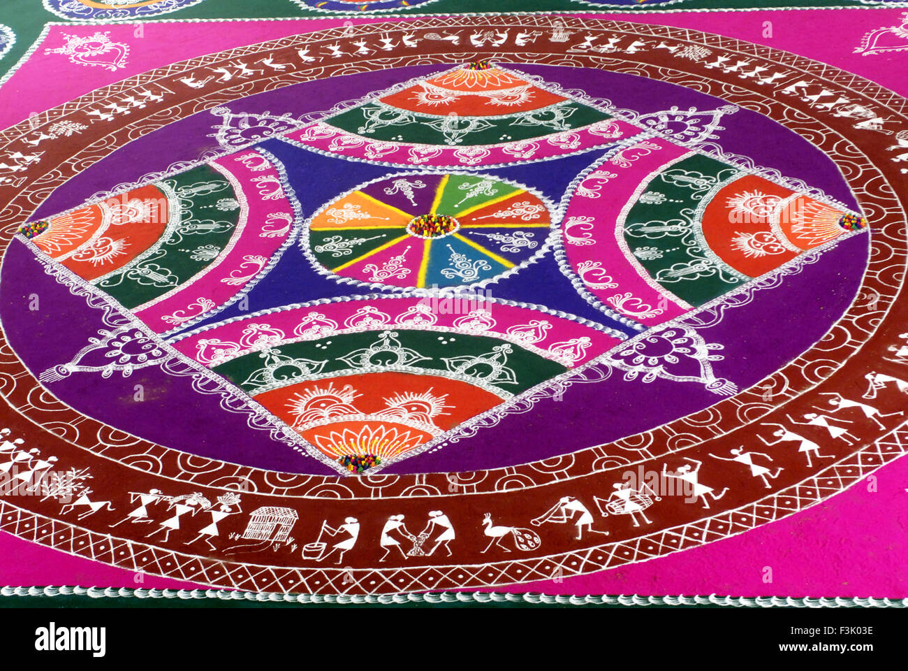 Décor de plancher de rangoli dessiné avec de la poudre colorée pour célébrer le festival Gudi Padda Thane maharashtra inde asie Banque D'Images Décor de plancher de rangoli dessiné avec de la poudre colorée pour célébrer le festival Gudi Padda Thane maharashtra inde asie Banque D'Images