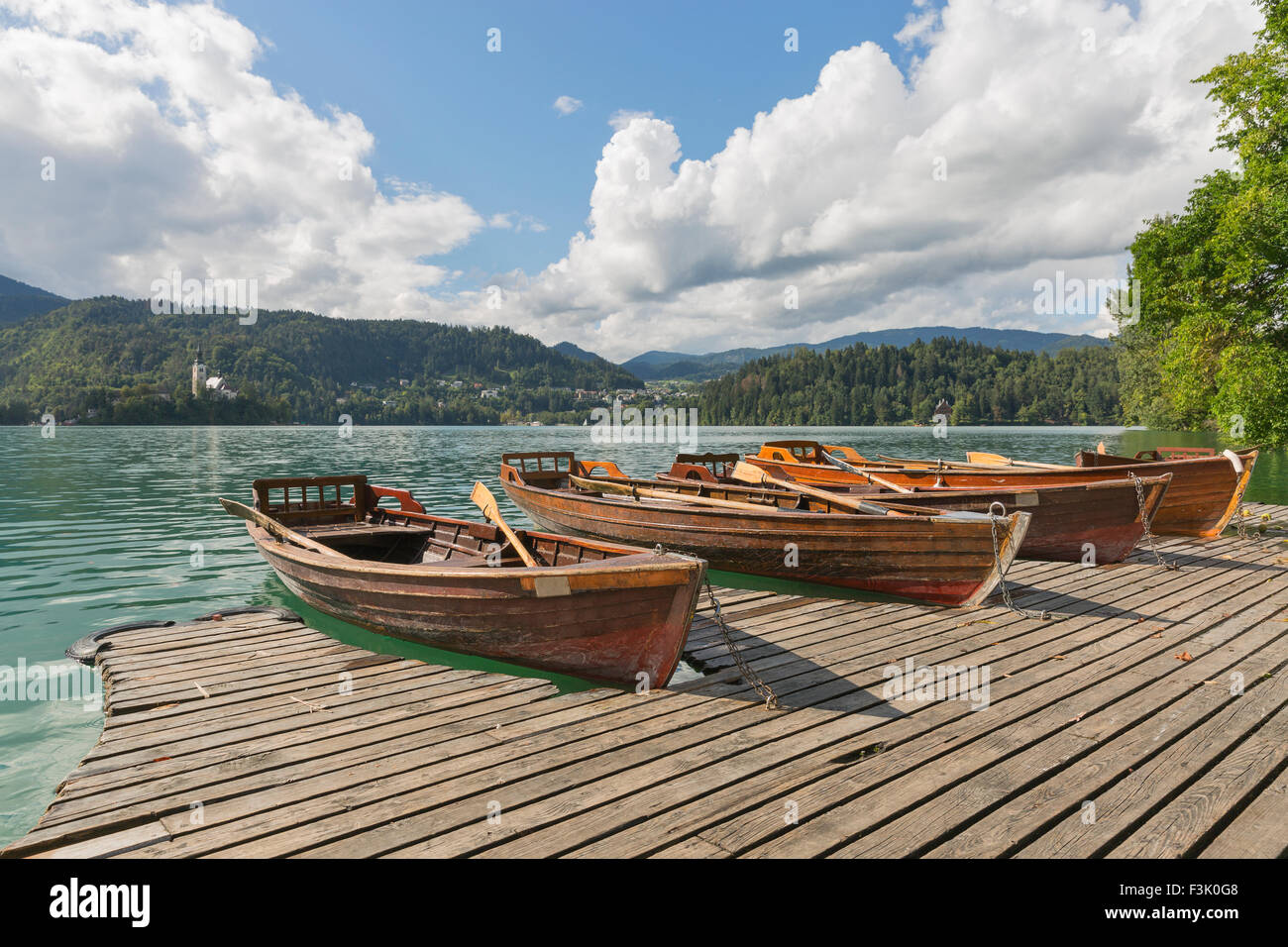 Bateaux à l'embarcadère du lac de Bled, en Slovénie. Banque D'Images