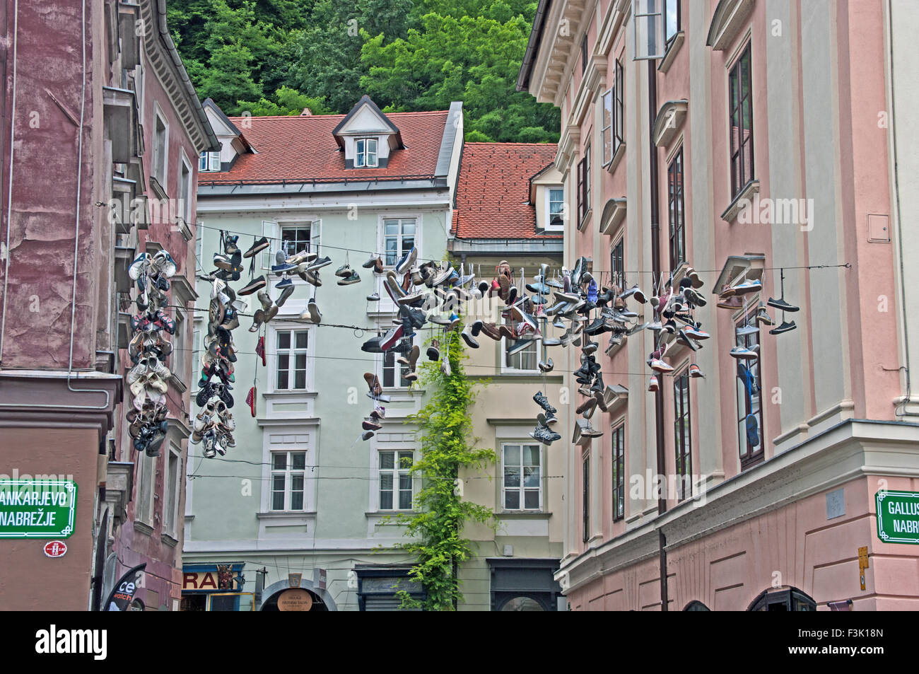 Ljubljana, Slovénie, Europe, chaussures en ligne en Street Banque D'Images