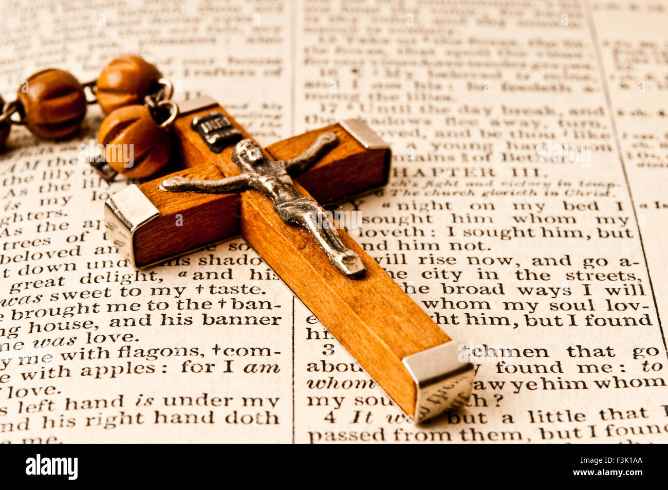 Sainte Bible Et Chapelet Catholique Photo Stock Alamy
