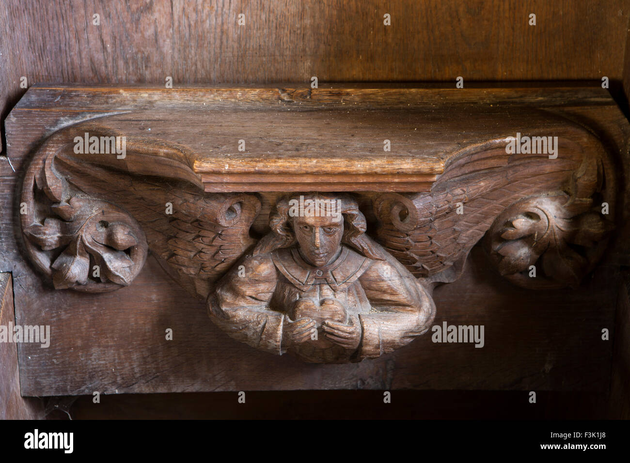 Royaume-uni, Angleterre, dans le Yorkshire East Riding, Wintringham, Eglise St Peter miséricordes showing man holding heart Banque D'Images