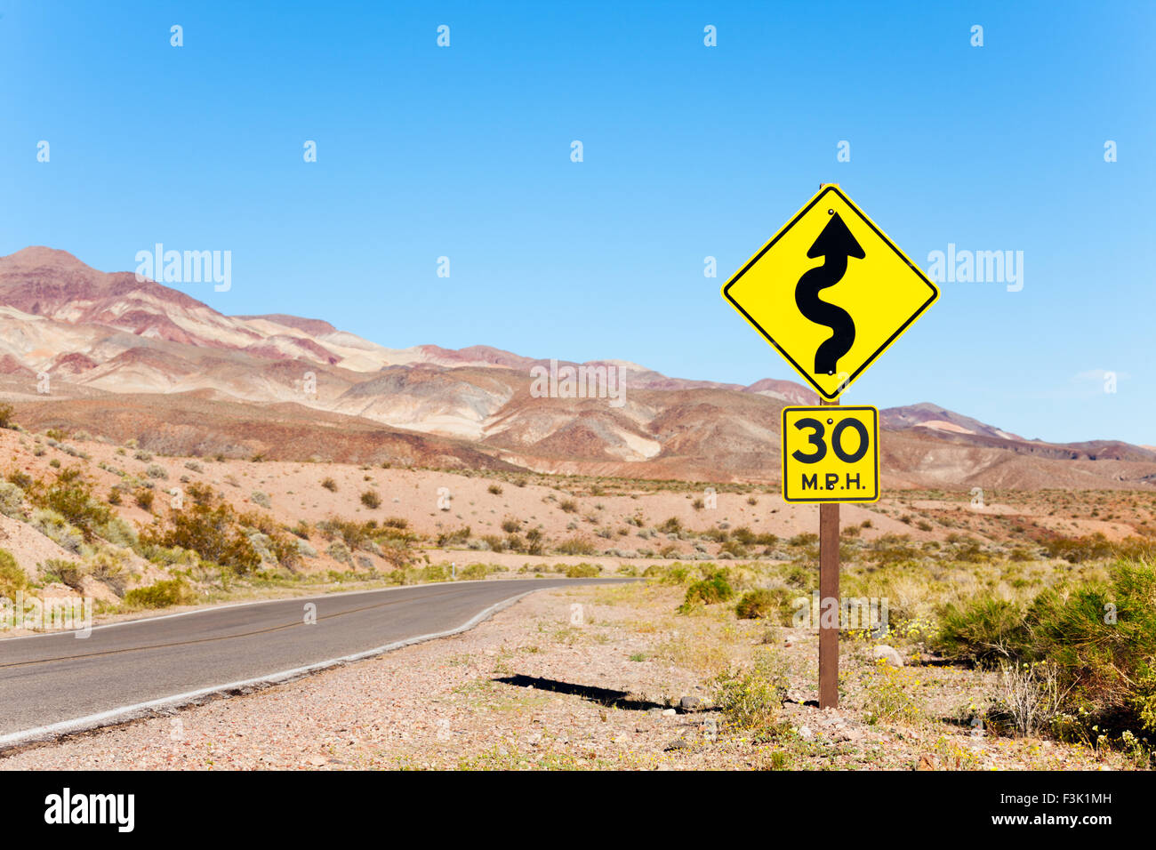 Avec la flèche de la route panneau jaune dans la région de Desert, Californie Banque D'Images