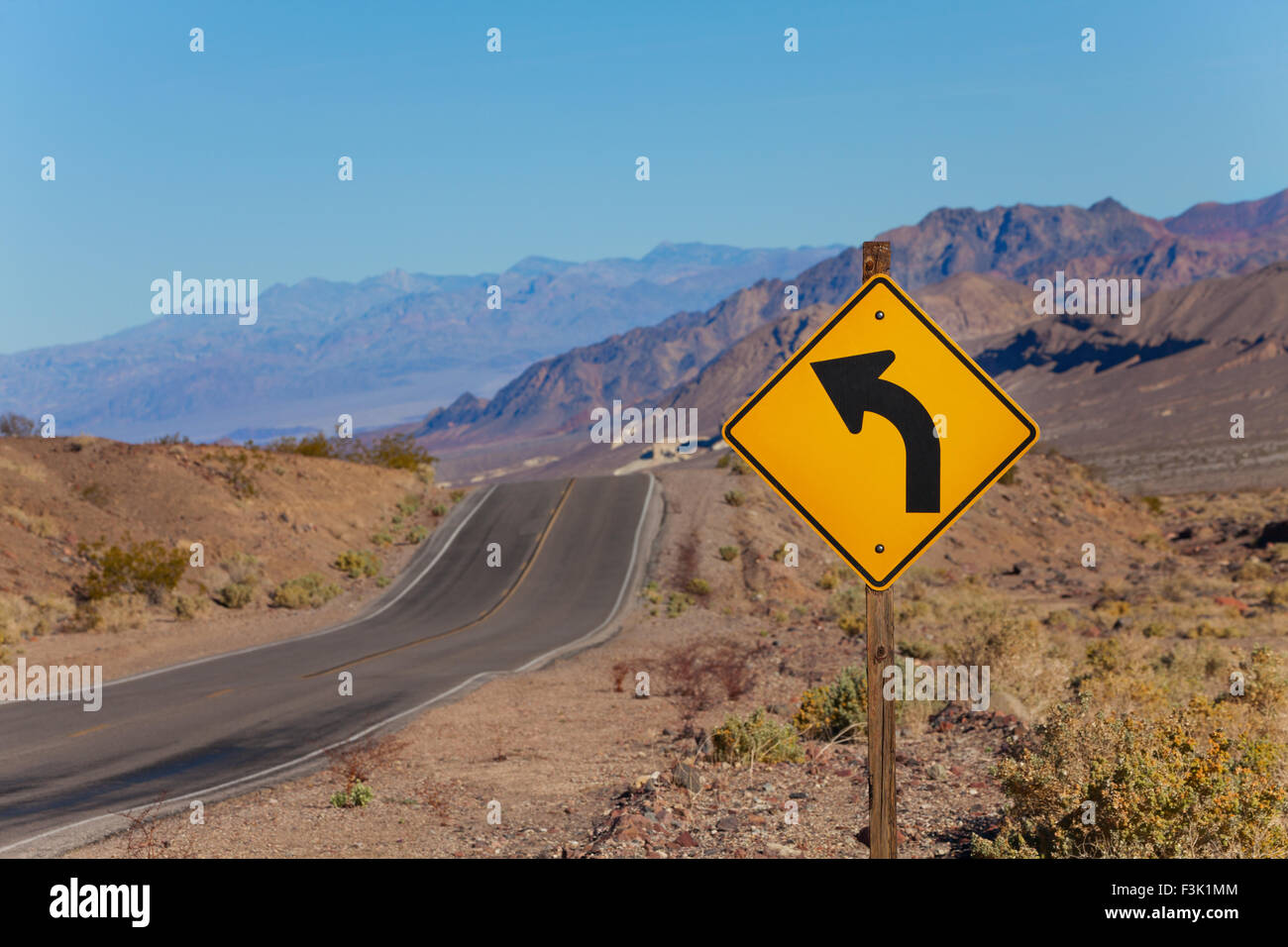 Route avec flèche courbe panneau jaune, United States Banque D'Images