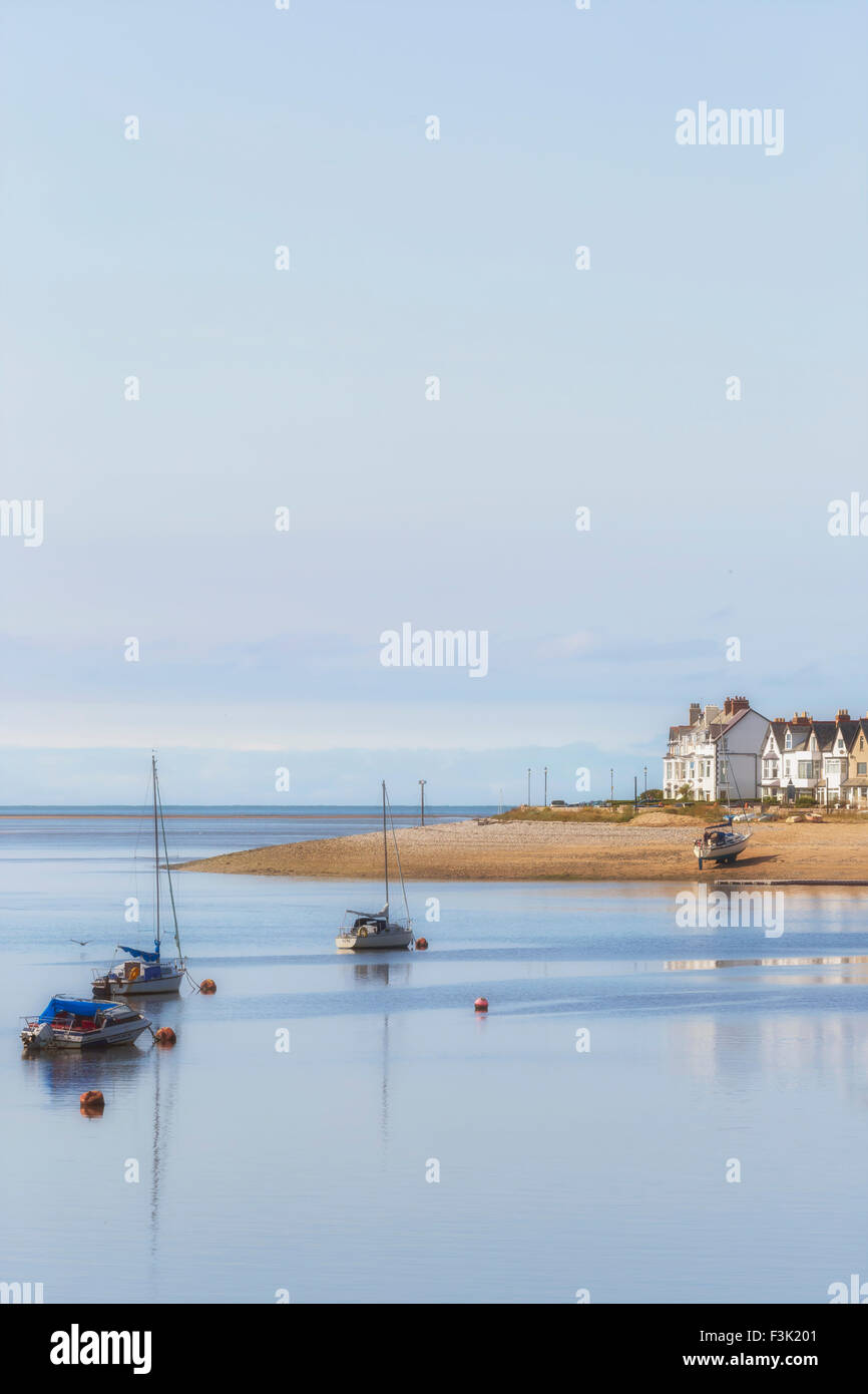 Maisons et bateaux sur la plage Banque D'Images