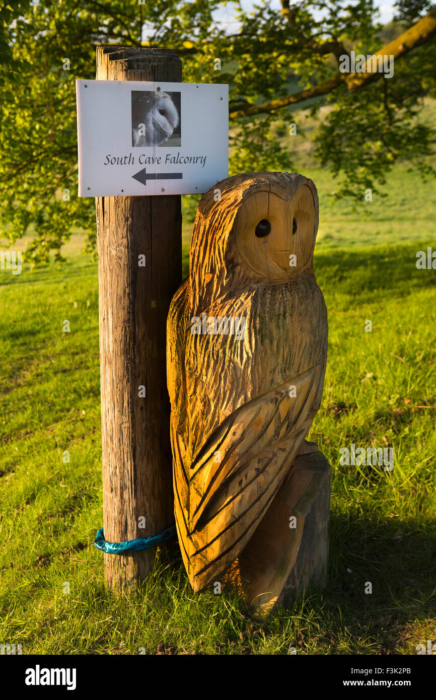 Royaume-uni, Angleterre, dans le Yorkshire du Sud, East Riding, Grotte Rudstone Walk chainsaw sculpture owl la fauconnerie sign Banque D'Images