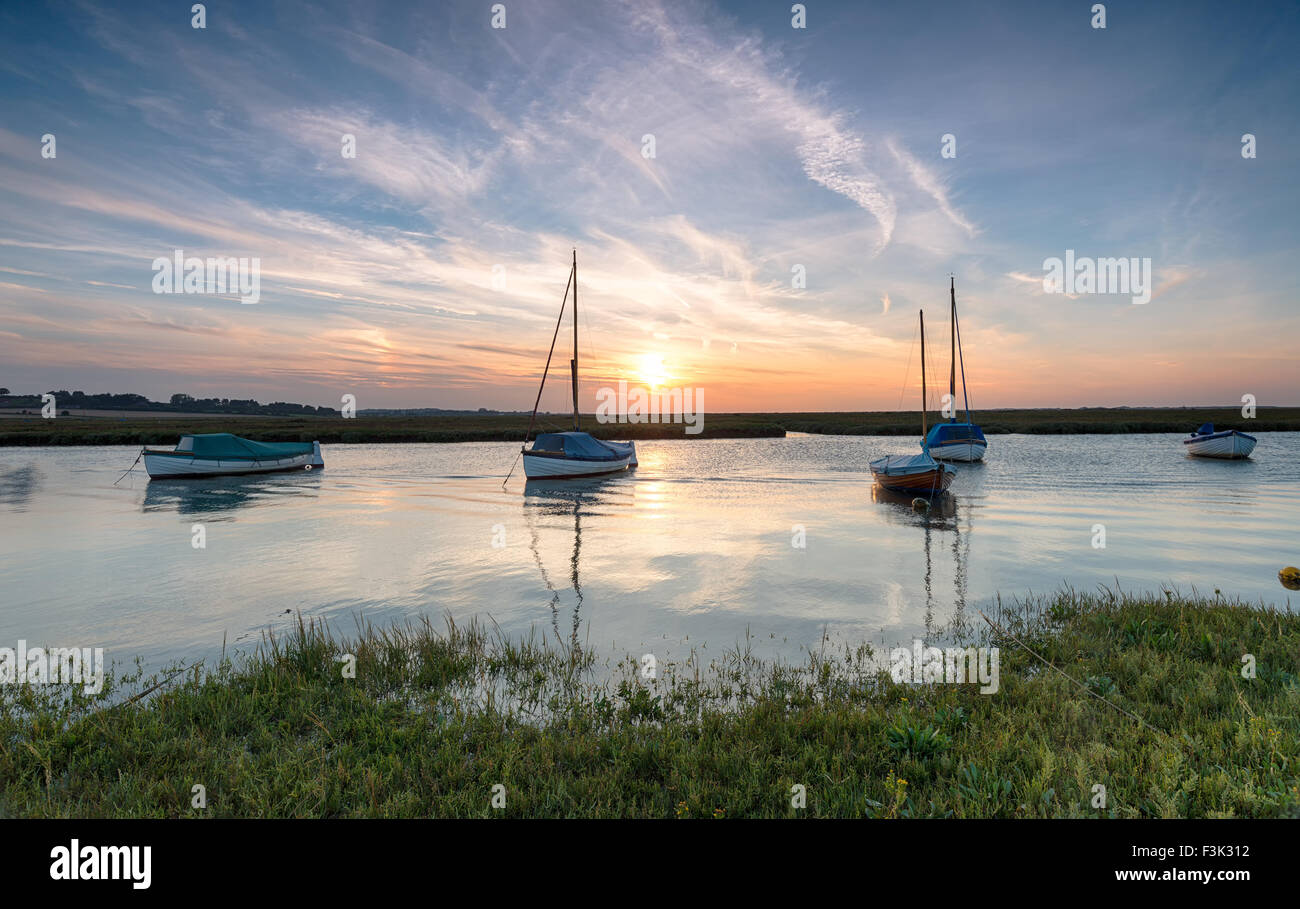 Bateaux sur la rivière Glaven à Blakeney, sur la côte nord de Norfolk Banque D'Images