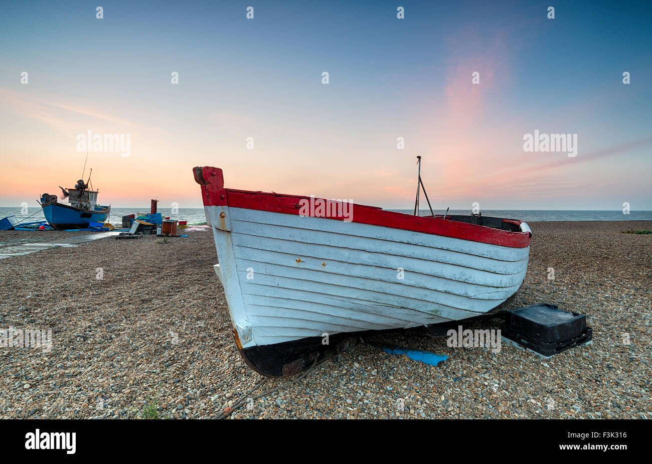 Bateaux de pêche sur la plage au lever du soleil à Aldeburgh sur la côte du Suffolk Banque D'Images