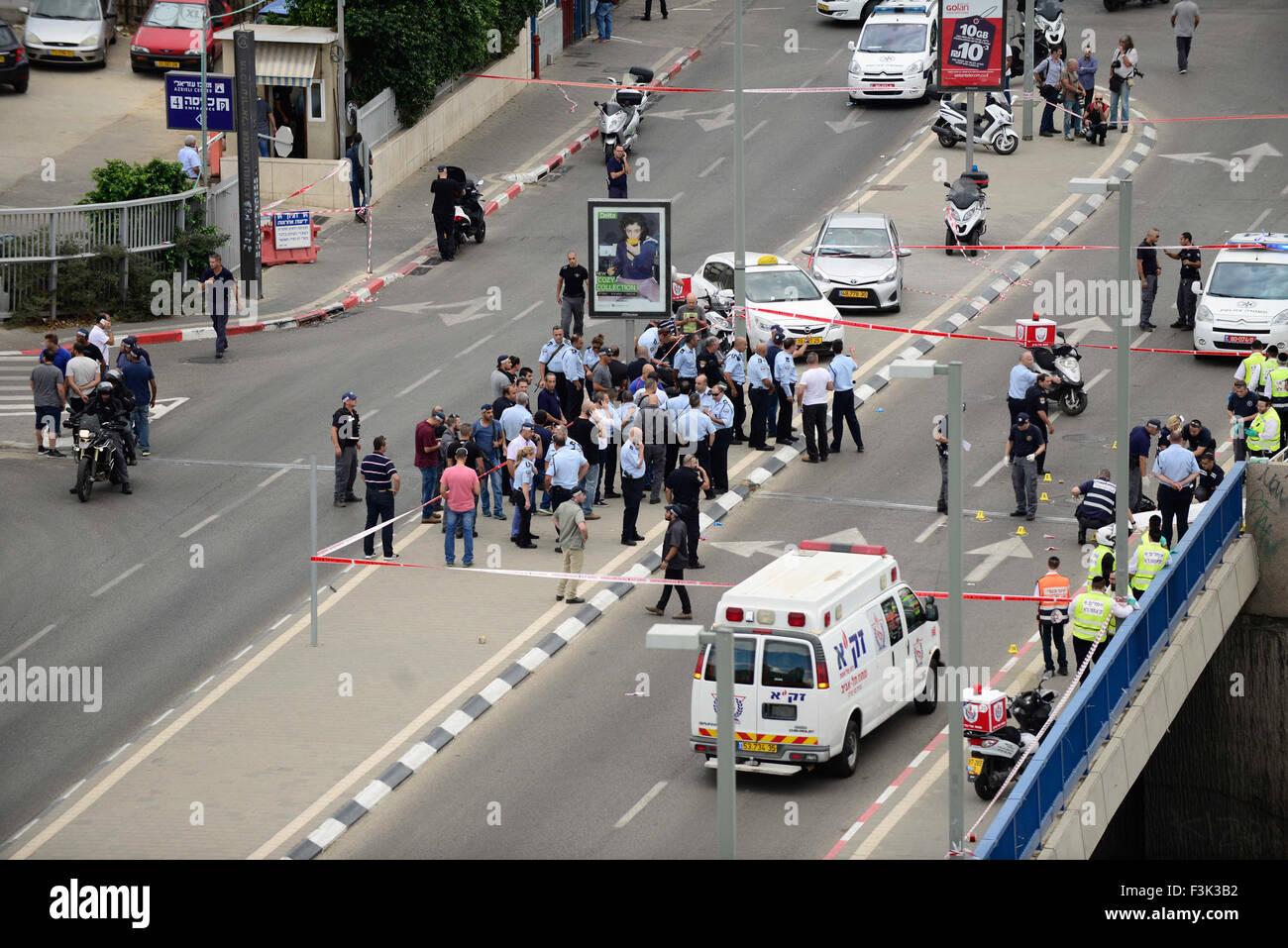 (151009) -- TEL AVIV, le 9 octobre 2015 (Xinhua) -- les forces de sécurité israéliennes travaillent sur la scène d'une attaque à commencer Street, Central Tel Aviv, le 8 octobre 2015. Un Palestinien a été tué jeudi après avoir poignardé deux Israéliens à Tel Aviv, comme la violence entre Israéliens et Palestiniens ont monté en flèche, les responsables israéliens ont dit. La police a déclaré l'incident était un 'présumé terroriste", et l'assaillant a été "neutralisée." Un porte-parole de la police a ensuite ajouté que l'assaillant a poignardé une femme soldat à l'aide d'un tournevis dans la rue commencent, près du ministère de la défense et siège des FDI. Il a ensuite st Banque D'Images