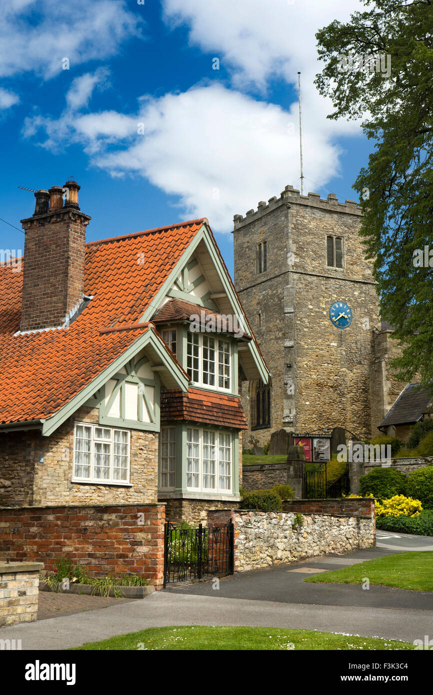 Royaume-uni, Angleterre, dans le Yorkshire du Sud, East Riding Grotte, Church Hill, jolie maison à côté de l'église All Saints Banque D'Images