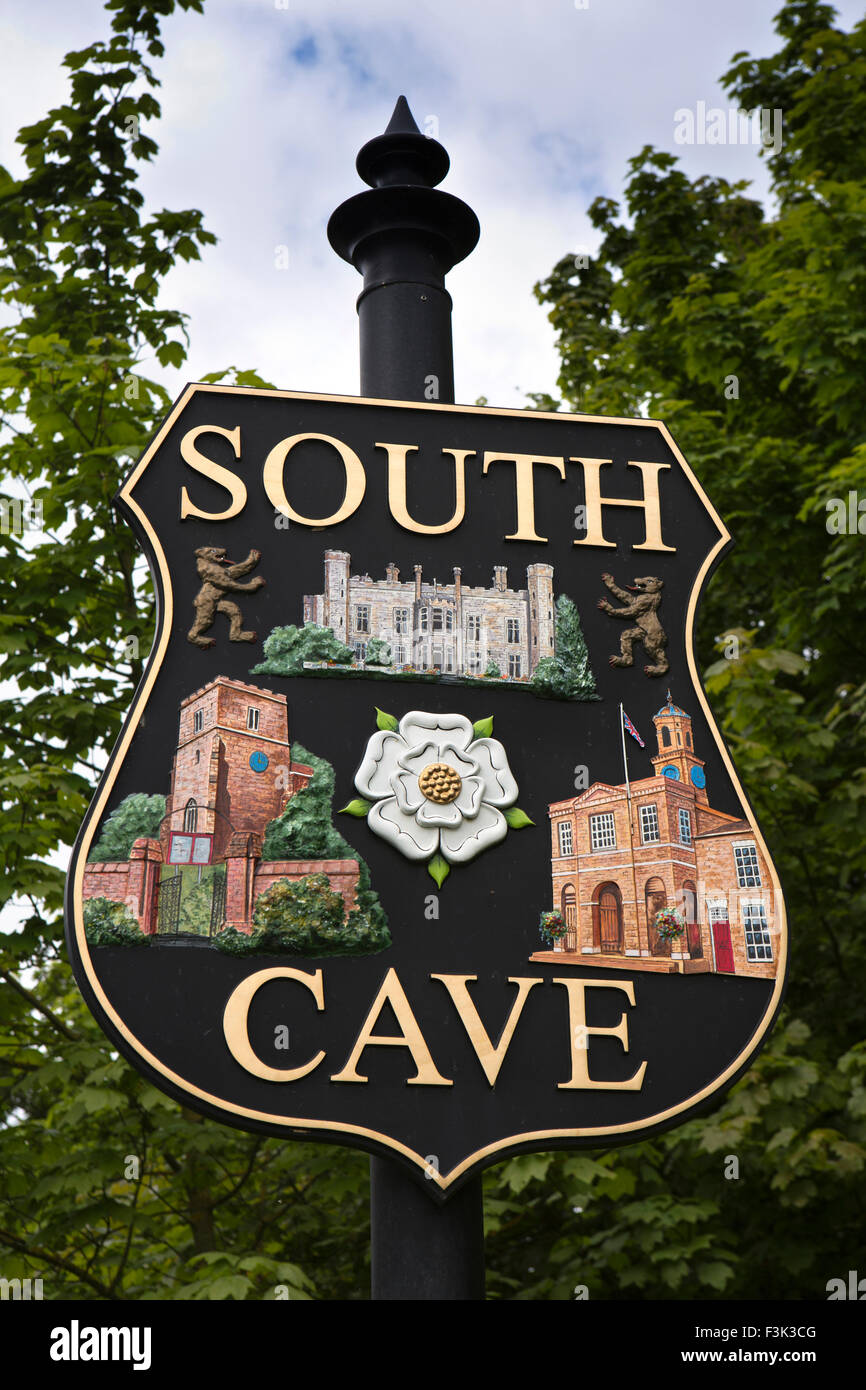 Royaume-uni, Angleterre, dans le Yorkshire du Sud, East Riding Grotte, panneau du village montrant des attractions locales. Banque D'Images
