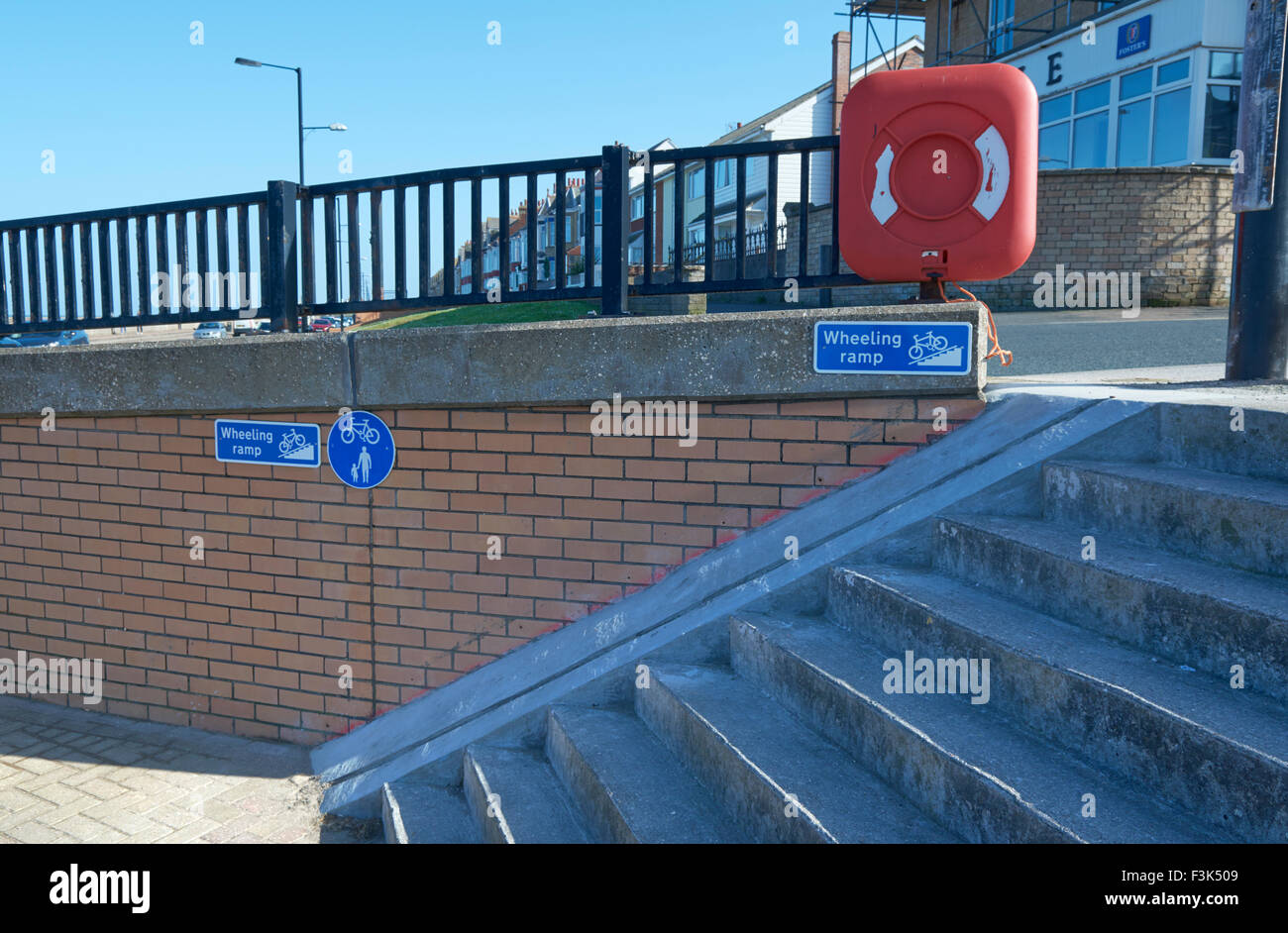 Roue de vélo sur la promenade de Withernsea - Yorkshire, Angleterre, Royaume-Uni Banque D'Images